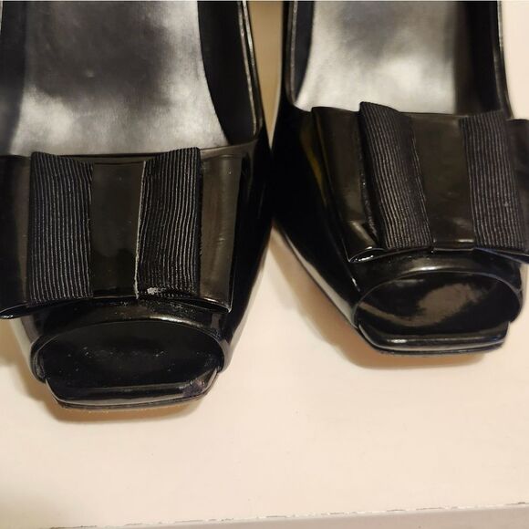 Saks Fifth Avenue Black Patent Leather Ruffle Front Peeptoe Pumps Sz.8 Ret $275 - Picture 4 of 7